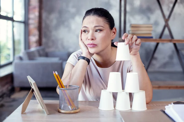 Mujer soñadora freelancer demostrando depresión —  Fotos de Stock