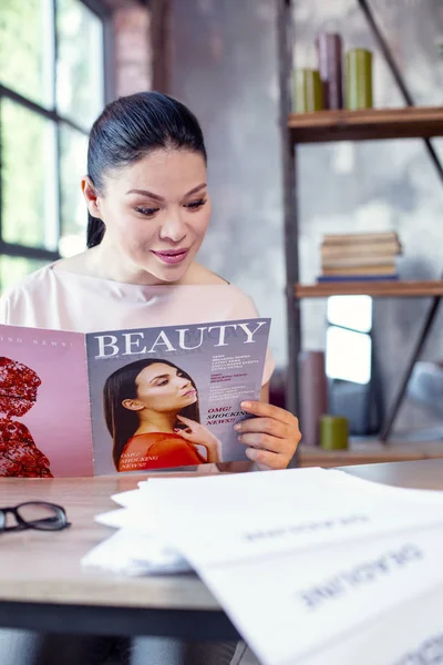 Agradable empleada mujer explorando revista —  Fotos de Stock