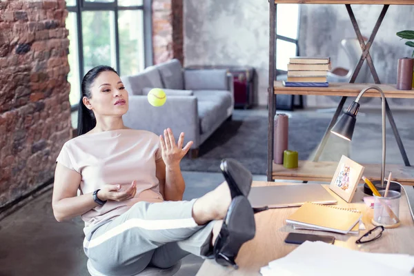 Koncentrerad kvinnlig anställd leker med boll — Stockfoto