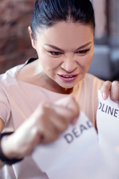 Karyawan wanita gila membagi kertas — Stok Foto