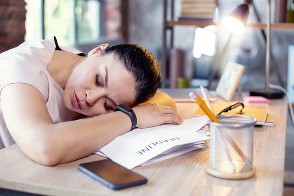 Calma dipendente femminile che dorme al lavoro — Foto Stock