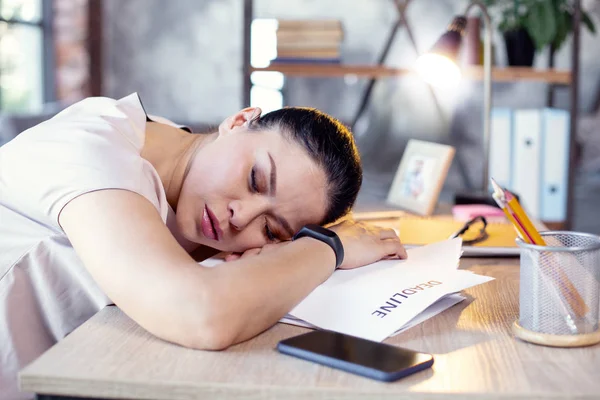 Prachtige vrouwelijke werknemer dutje op het werk — Stockfoto