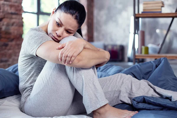 Triste mulher miserável enfrentando distúrbio do sono — Fotografia de Stock