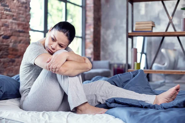 Chmurné tupá žena překonání poruchy spánku — Stock fotografie