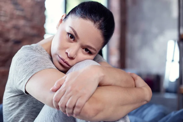 Infelice bella donna che si occupa di disturbi del sonno — Foto Stock