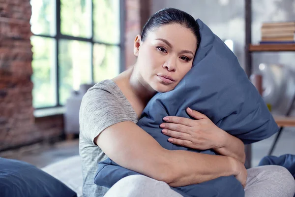 Vyčerpaná milá žena toleruje porucha spánku — Stock fotografie