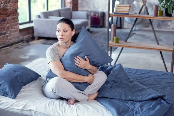 Mujer hermosa trastornada que experimenta trastorno del sueño — Foto de Stock