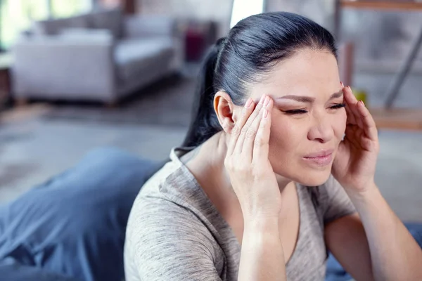 Dureros destul de femeie care se confruntă cu dureri de cap — Fotografie, imagine de stoc