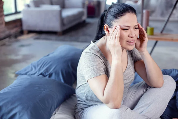 狂牛病のやつれた女性影響を及ぼす頭痛 — ストック写真