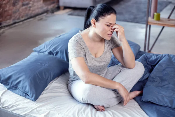 Abgemagerte traurige Frau bekommt Migräne — Stockfoto
