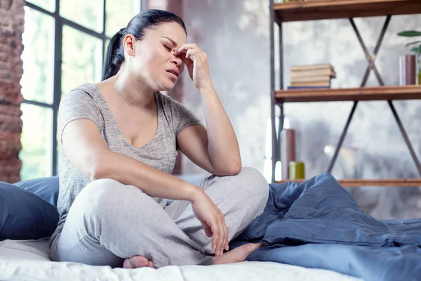 Tråkigt ledsen kvinna lindra migrän — Stockfoto