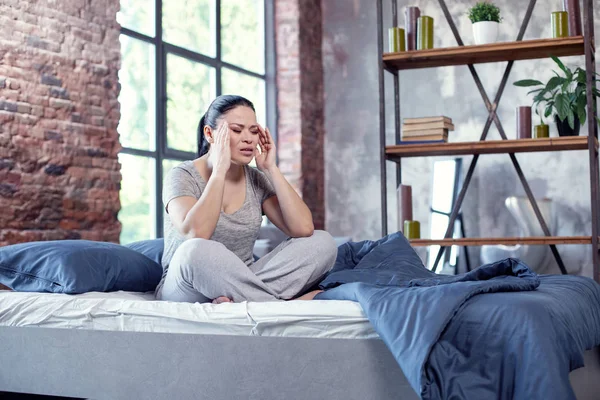 Kimerült kopott nő tüneteinek enyhítésében — Stock Fotó