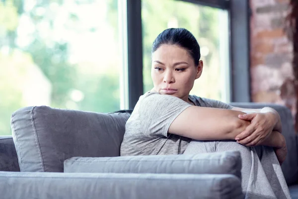 Ledsen deprimerad kvinna doppa i depression — Stockfoto