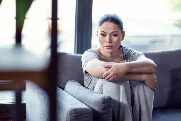 忧郁的不快乐的女人渴望抗抑郁药 — 图库照片