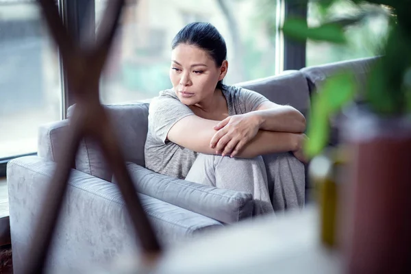 Saaie mooie vrouw toenemende apathie — Stockfoto