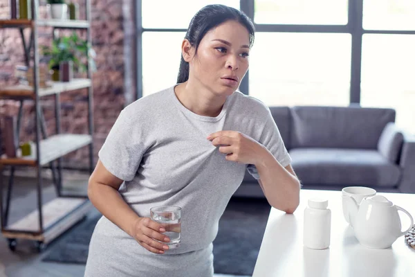 Mujer triste enfocada superando la gripe —  Fotos de Stock