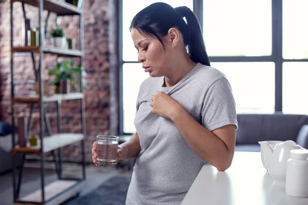 Mujer concentrada reflexiva que contrae la gripe — Foto de Stock