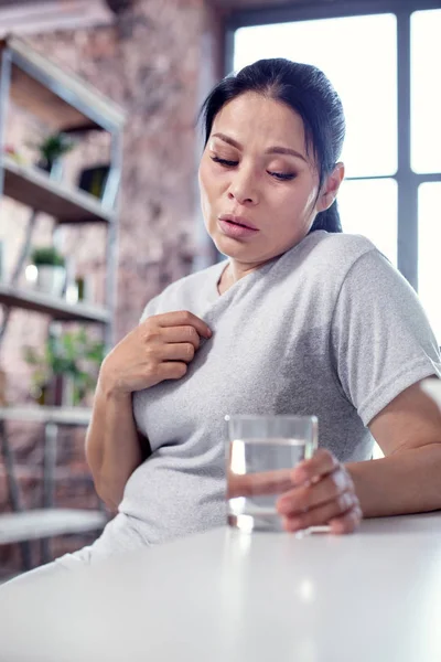 Traurige melancholische Frau lindert Grippe — Stockfoto