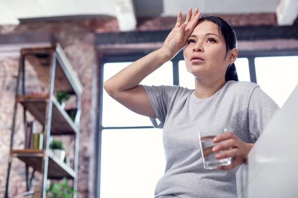 Ellendig ongelukkige vrouw ziek — Stockfoto