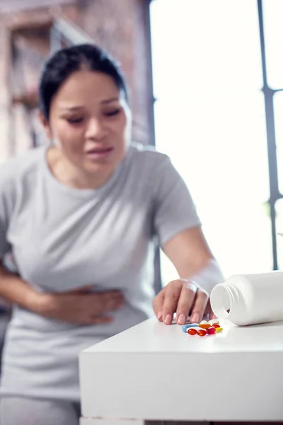 Lelah overworn wanita menggunakan obat-obatan — Stok Foto