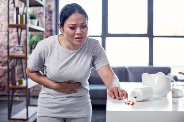 O femeie dureroasă consumă medicamente — Fotografie, imagine de stoc