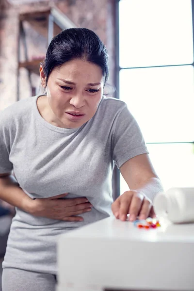 Mulher muito doente a tomar drogas — Fotografia de Stock