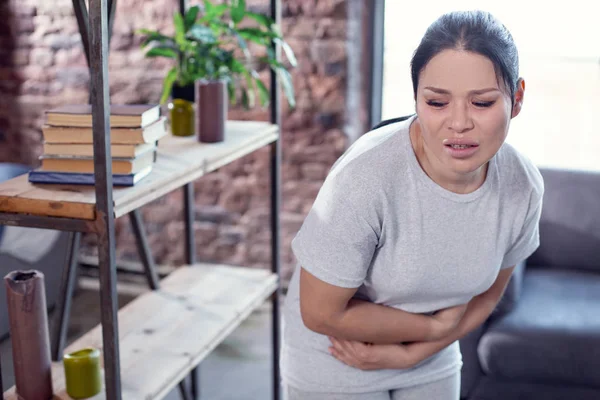 Mujer miserable estresada que sufre de náuseas — Foto de Stock