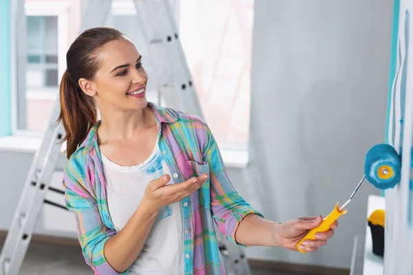 Cheerful woman painting the walls — Stock Photo, Image