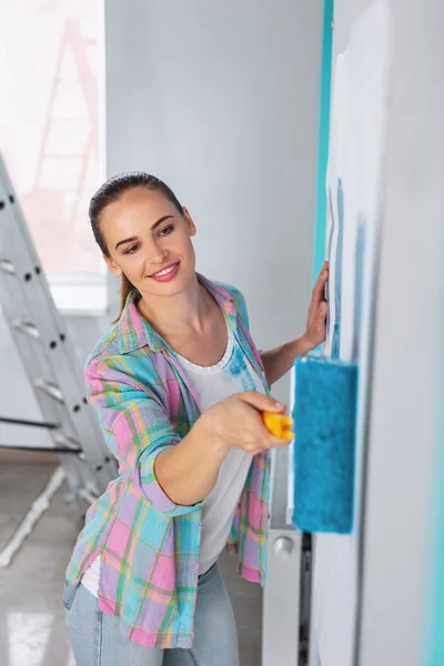 Alerta mulher pintando as paredes — Fotografia de Stock