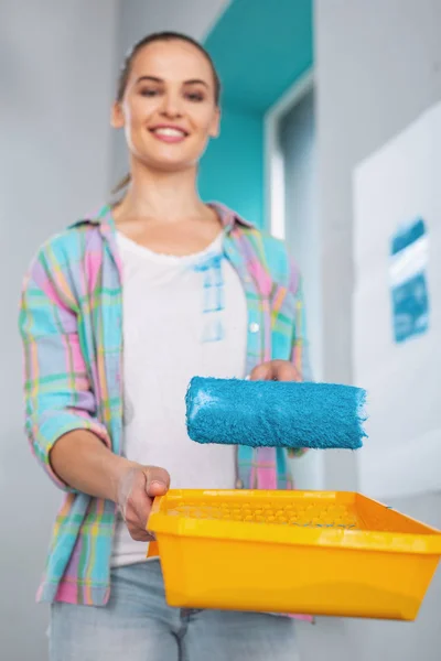 Happy girl doing some renovations in her flat — Stock Photo, Image