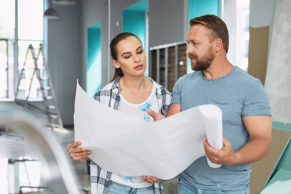 Beslutsamma par diskuterar sina renoveringar — Stockfoto