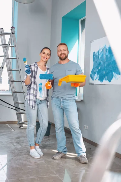 Fröhliche gelernte Maler, die zusammenstehen — Stockfoto