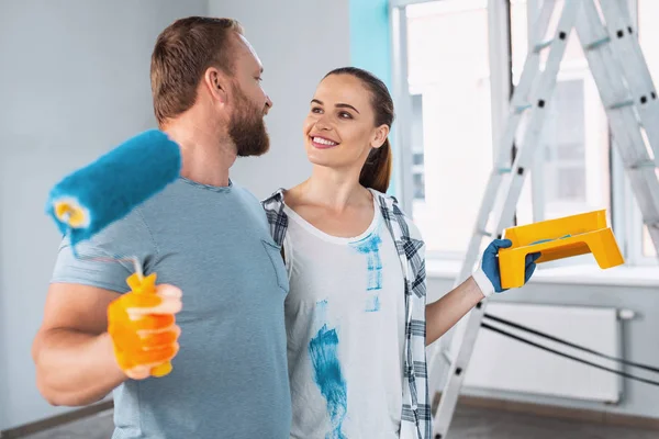 Alerta pintores sorrindo um para o outro — Fotografia de Stock