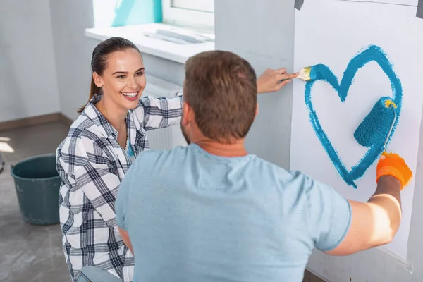 Mutlu kadın bir kalp onu adam için boyama — Stok fotoğraf