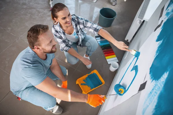 Glückliche Frau malt ein Herz für ihren Mann — Stockfoto