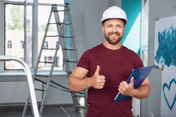 Cheerful builder showing a thumb up — Stock Photo, Image