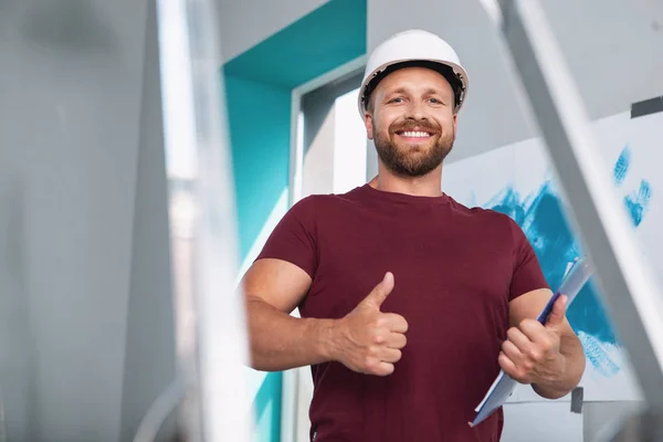 Construtor exuberante mostrando um polegar para cima — Fotografia de Stock