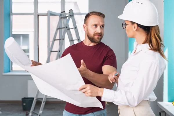 Förhandlingar Beslutsamma Koncentrerad Kvinna Bär Hjälm Och Titta Skissen — Stockfoto