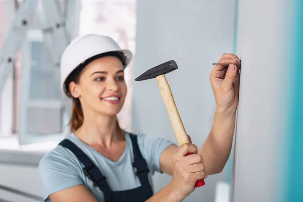Alert builder hammering a nail — Stock Photo, Image