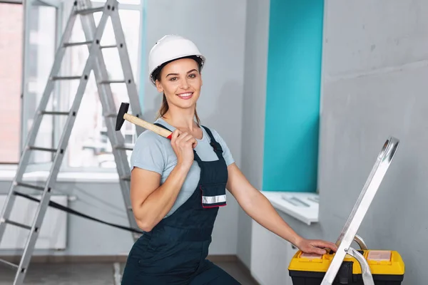 Happy young builder holding a hammer — Stock Photo, Image