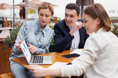 Onların takım zevk üç şirket liderlerinin çalışmak