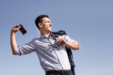 İş adamı telefonuna atmadan süre kızgın hissediyor