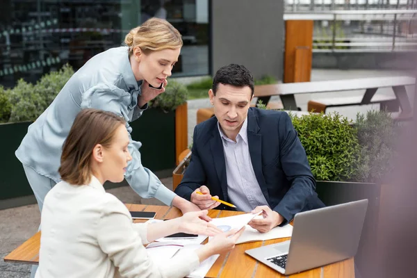 Välmående Befattningshavare Tre Välmående Befattningshavare Känsla Ockuperade Samtidigt Produktiv Brainstorming — Stockfoto