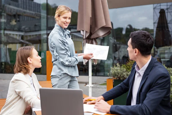 Sorridente donna d'affari elegante parlando di investimenti stranieri — Foto Stock