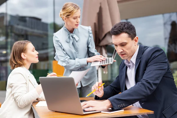 Vit krage arbetaren känner upptagen söka information på internet — Stockfoto