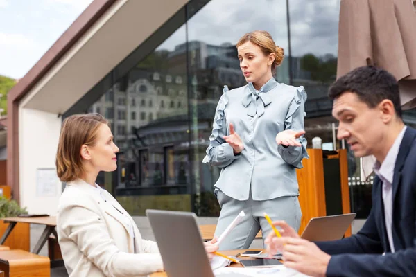 Femme de carrière prospère ayant de nouvelles idées pour la gestion de l'entreprise — Photo