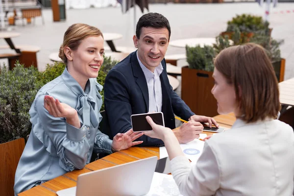 Framgångsrika gift business par deltar i personalmöte — Stockfoto