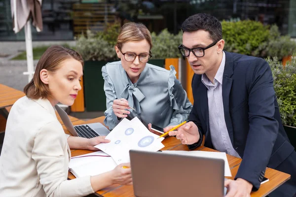 Tres líderes corporativos observando nuevos esquemas de negocio —  Fotos de Stock