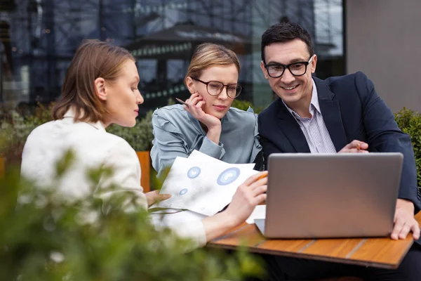 Twee zakenlieden in glazen zit hun collega — Stockfoto