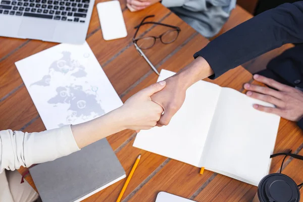 Corporate man schudden van de hand van zijn succesvolle collega — Stockfoto